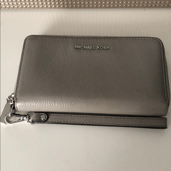 Michael Kors wristlet - Picture 1 of 4